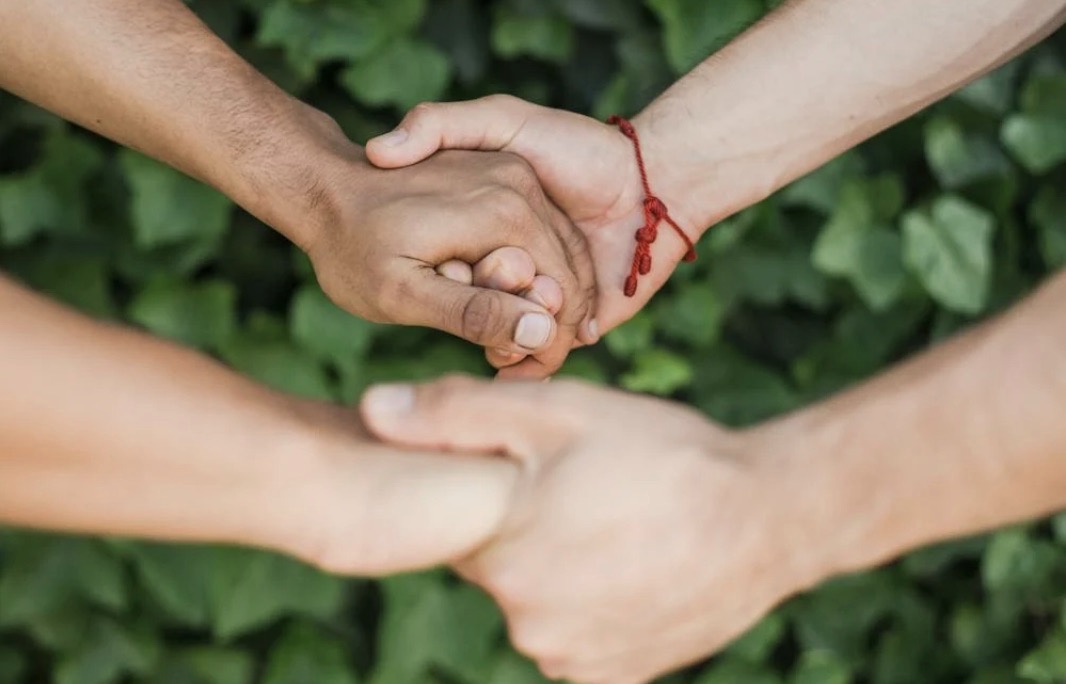 Hände halten sich fest